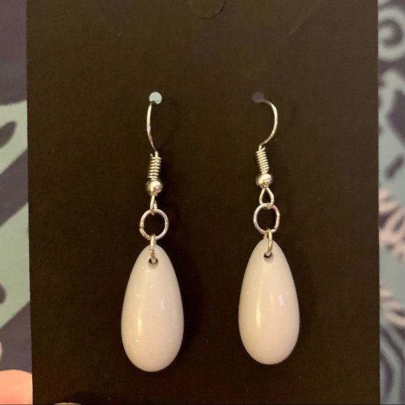 BeachTiff White Resin Oval Earrings - Picture 1 of 2
